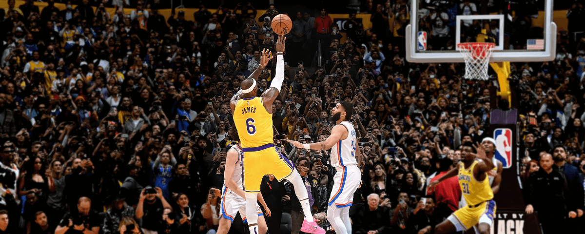 北京时间2月8日,NBA常规赛湖人主场迎战雷霆的比赛中,湖人当家球星詹姆斯(LeBron James)只花不到3节比赛的时间,凭借一记后仰跳投拿下比赛第36分,生涯总得分达到38388分,打破前辈贾巴尔(Kareem Abdul-Jabbar)保持的总得分38387分的历史纪录,目前累积38390分成为NBA史上新任得分王!